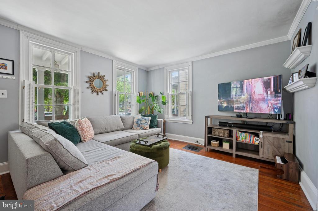 27 W Springfield Ave