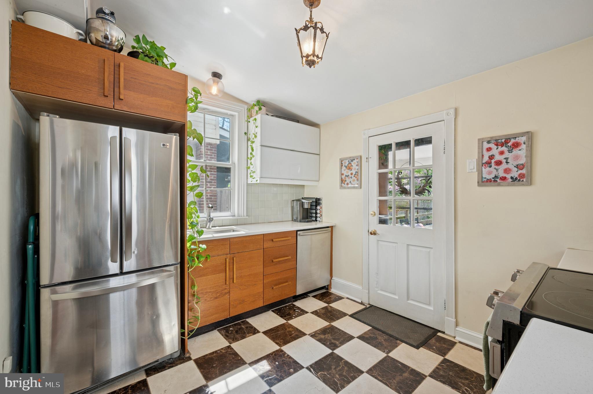 27 W Springfield Ave