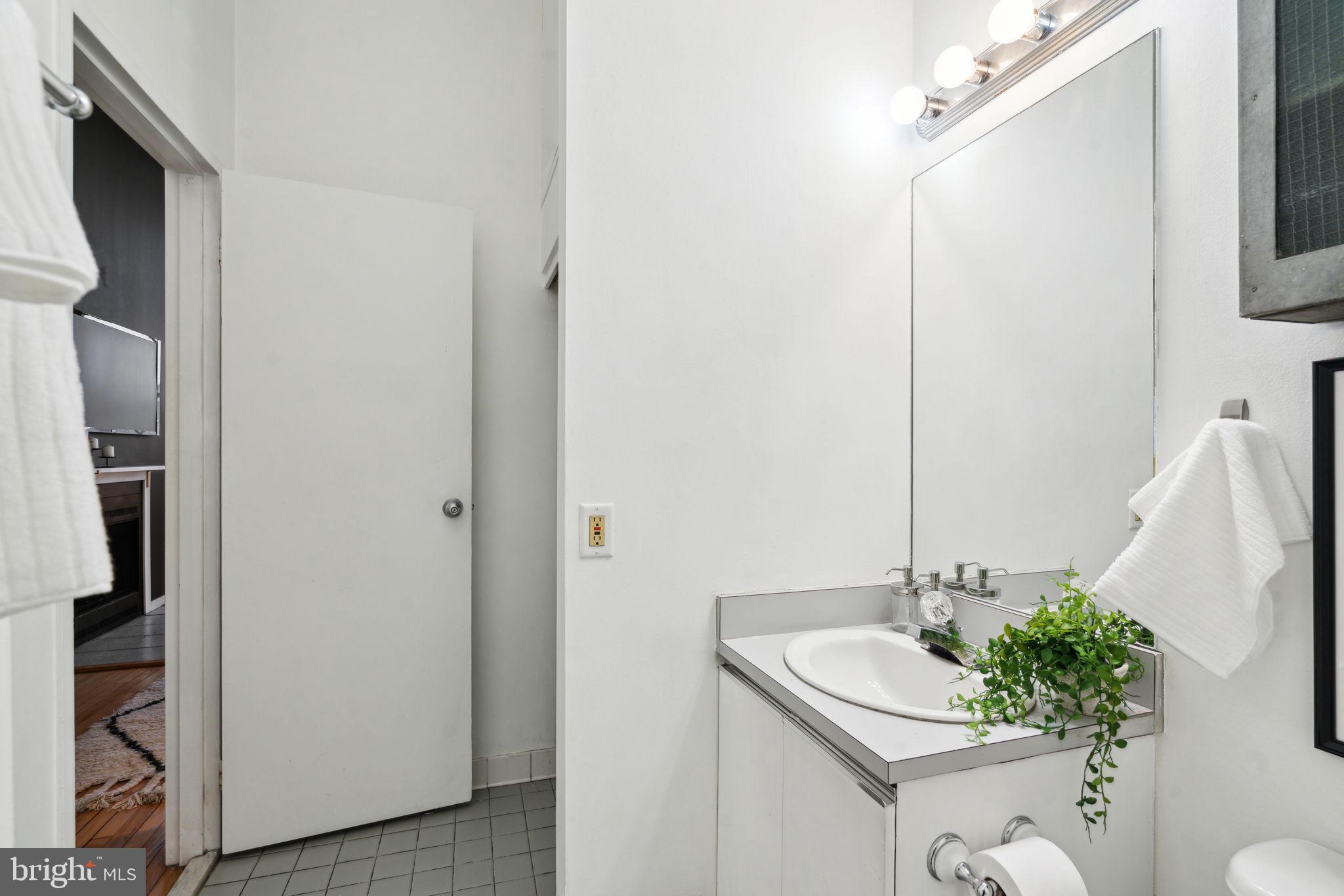 1238 Callowhill St #604