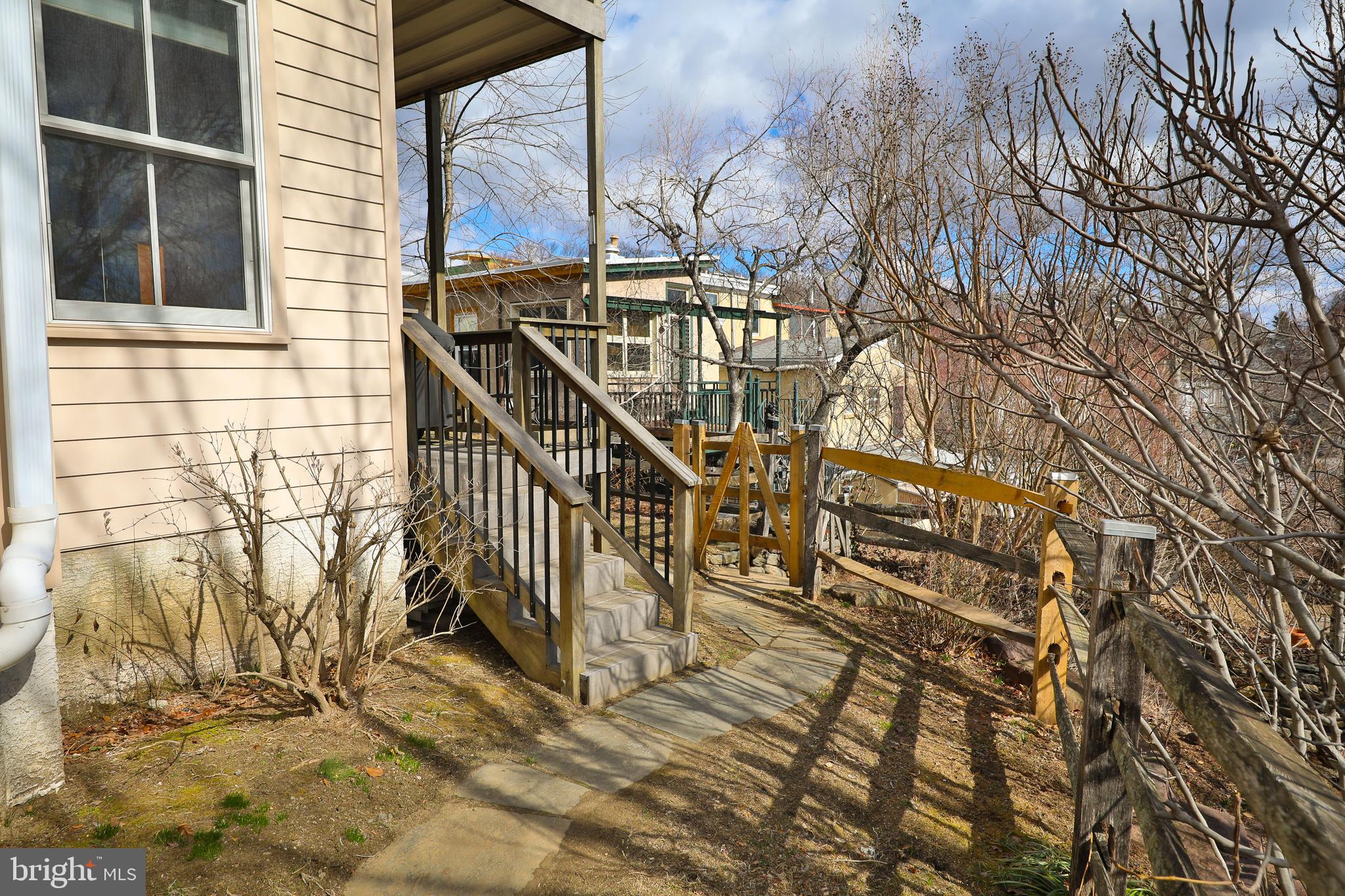 291-1/2 Hermitage St