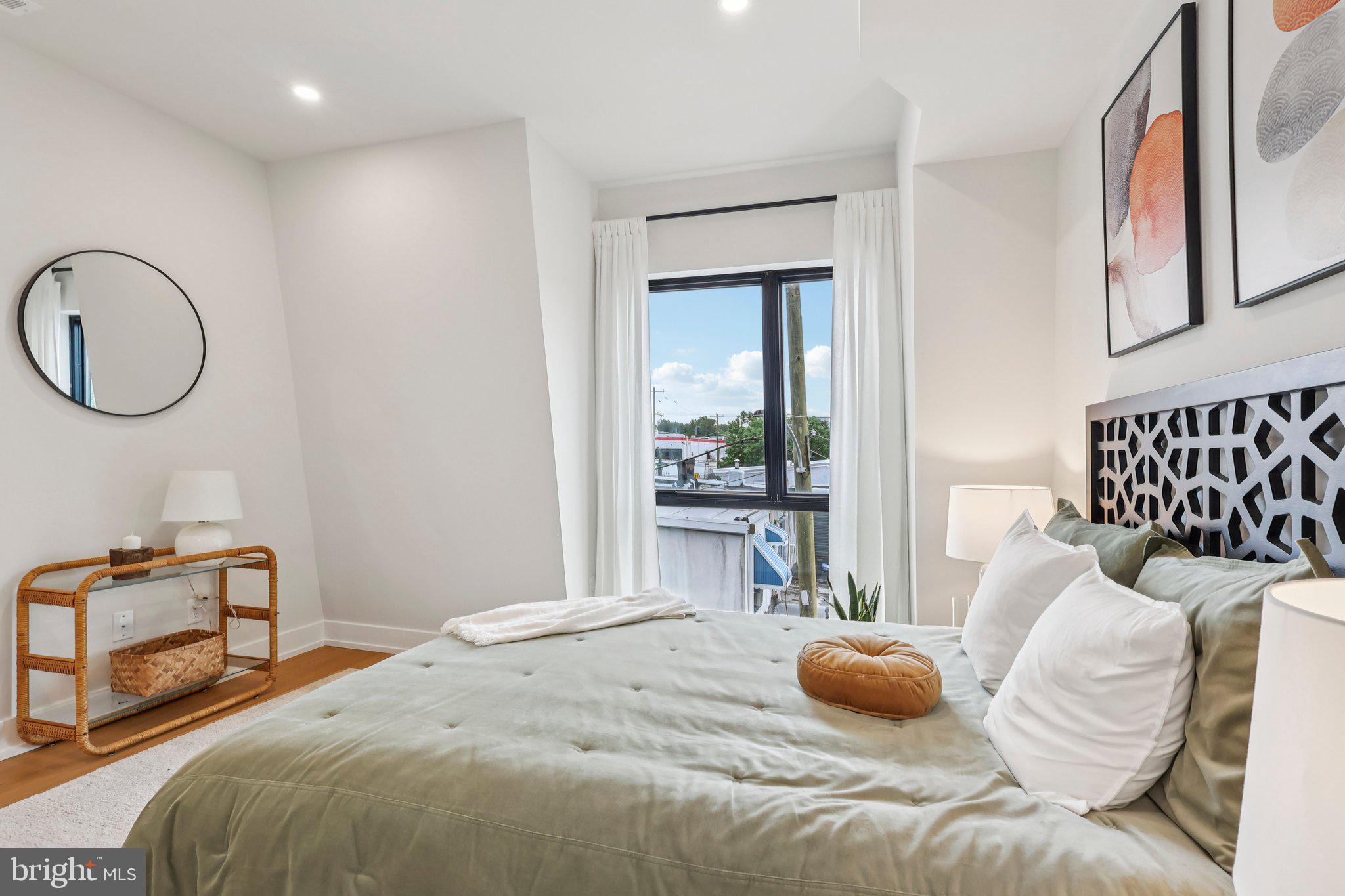 3411 W Lippincott St