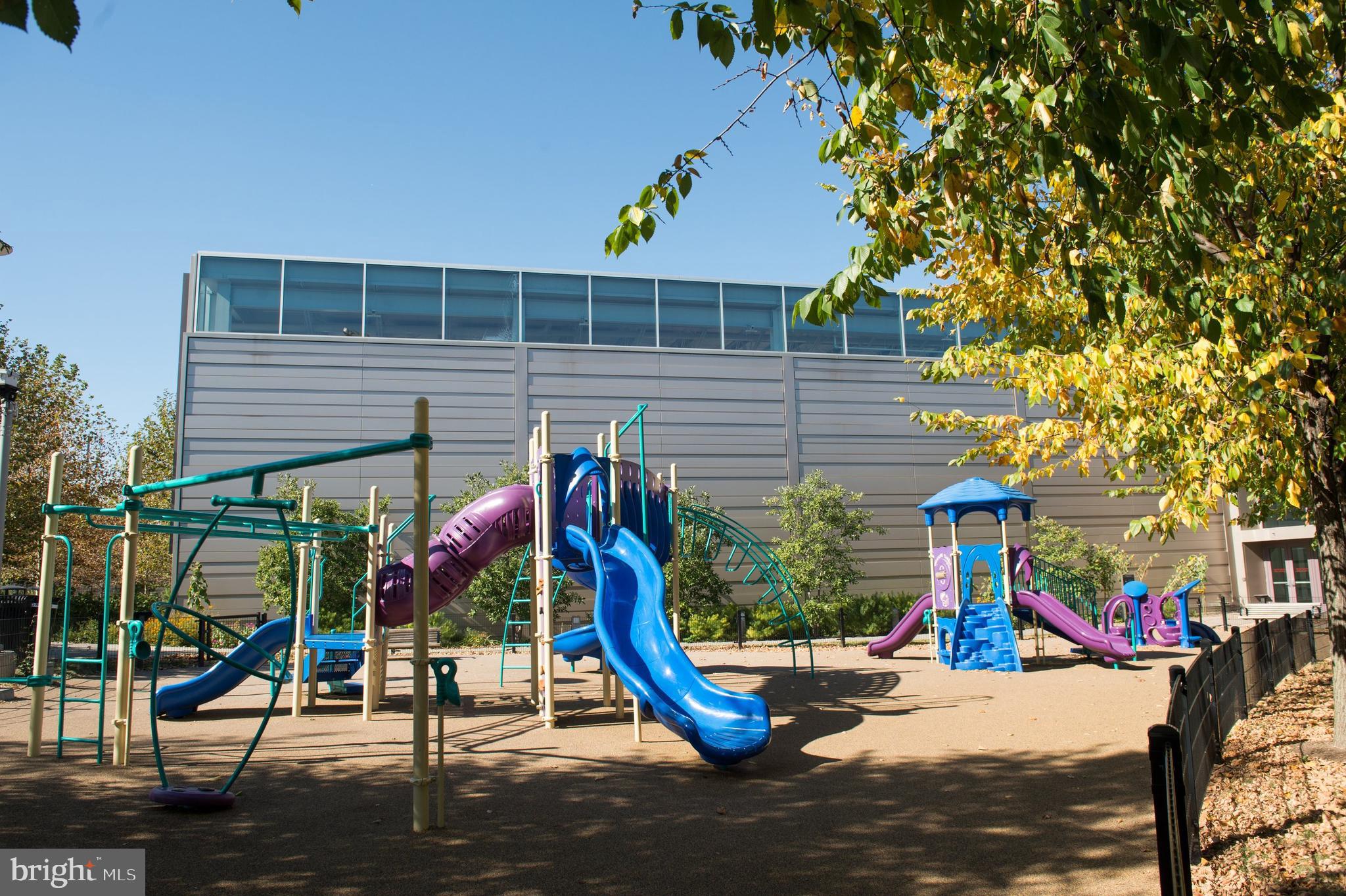 3411 W Lippincott St