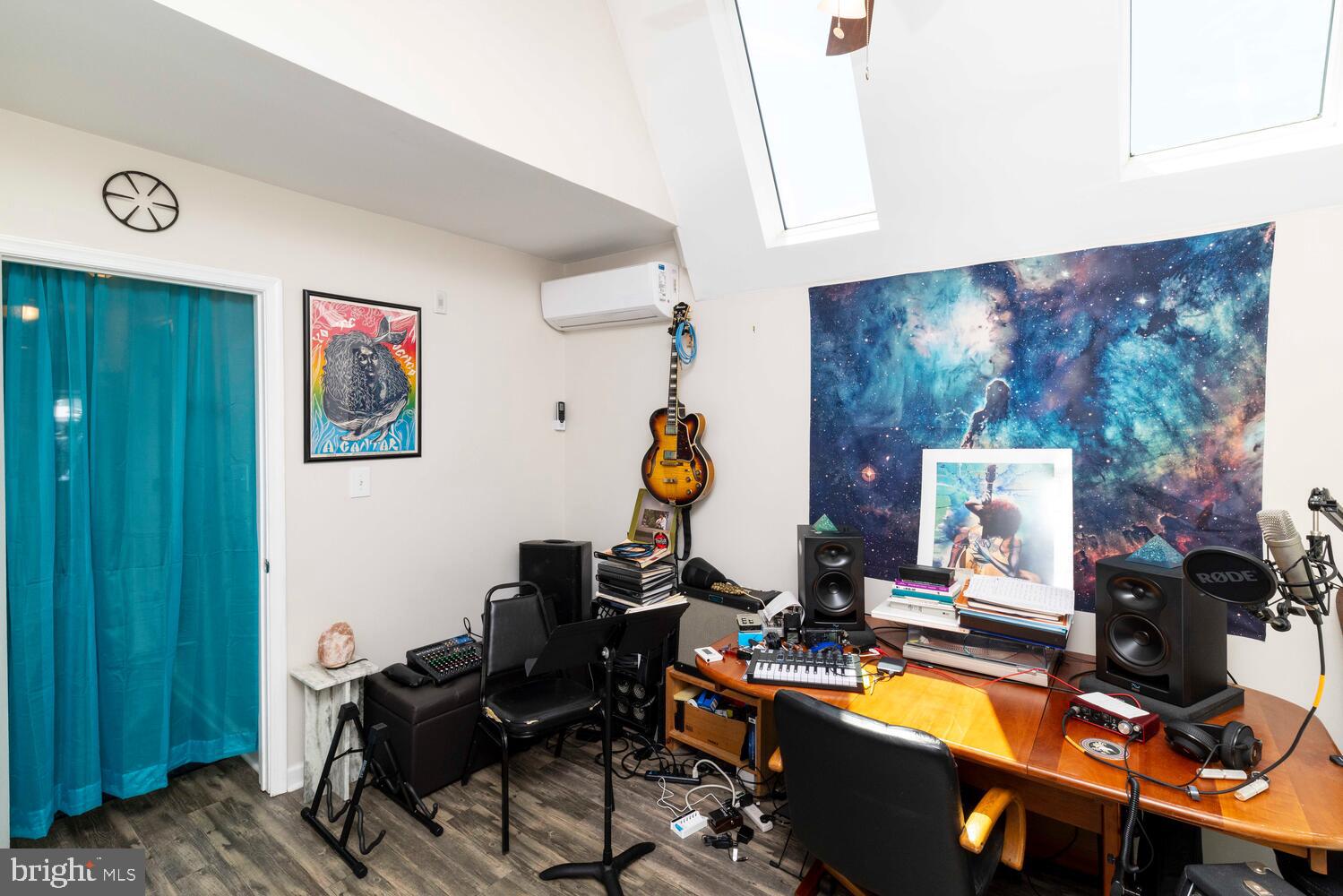 113 W Queen Ln