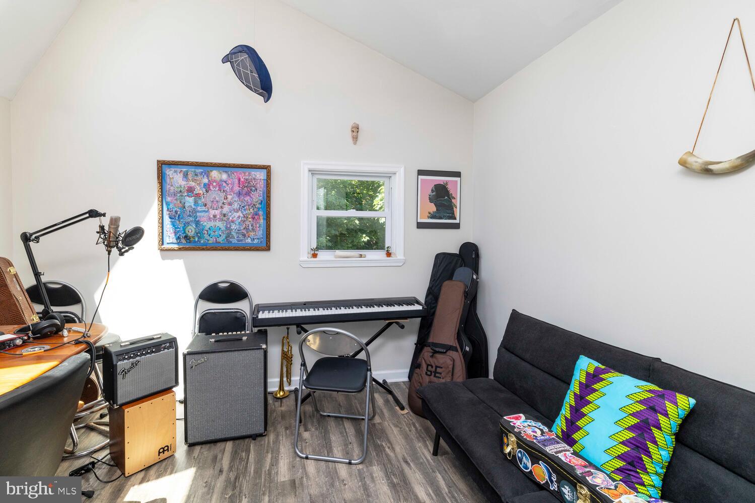 113 W Queen Ln