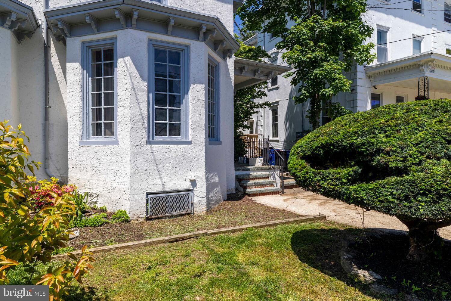 113 W Queen Ln
