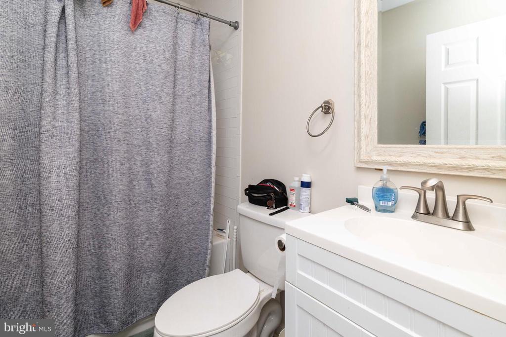 113 W Queen Ln