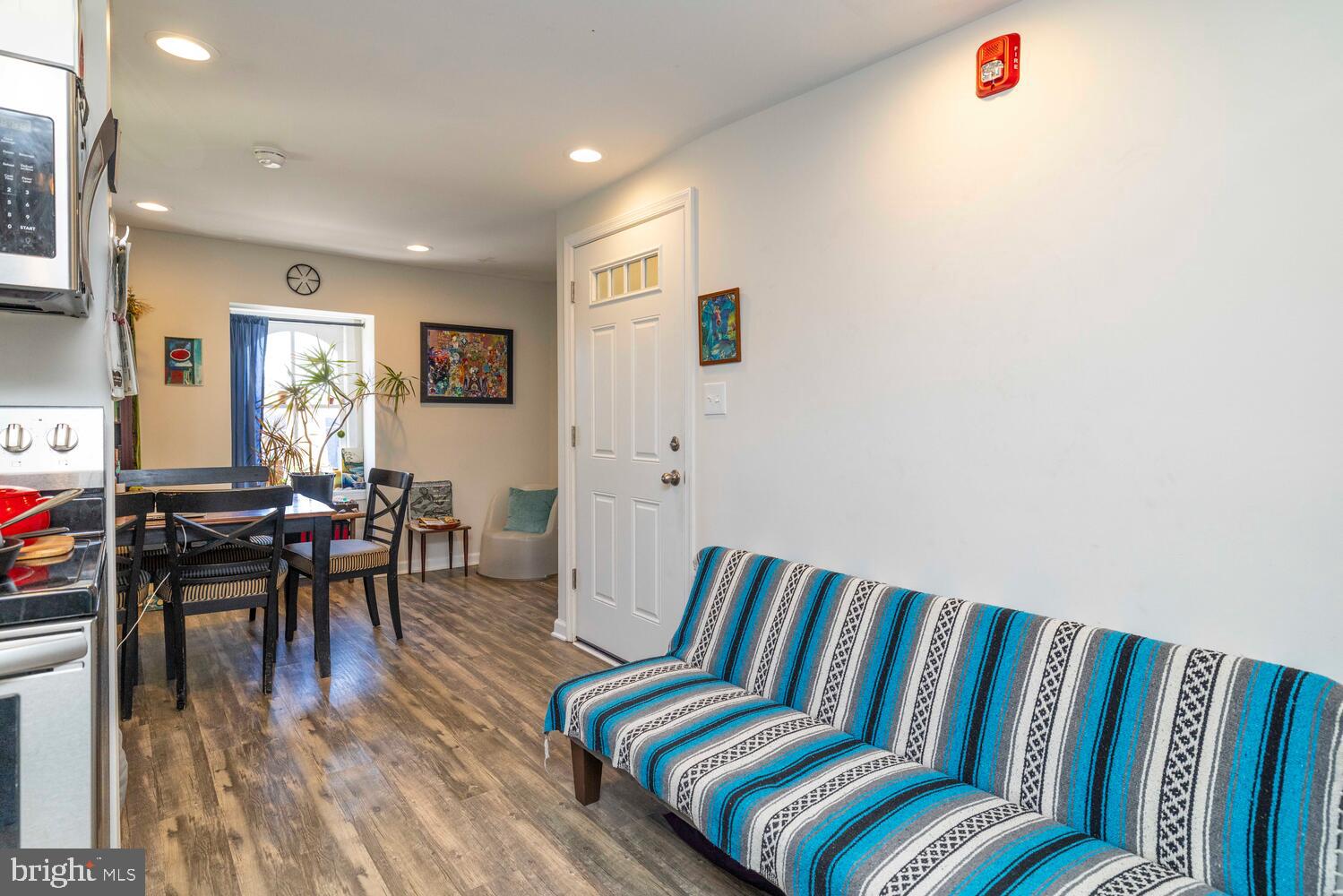 113 W Queen Ln