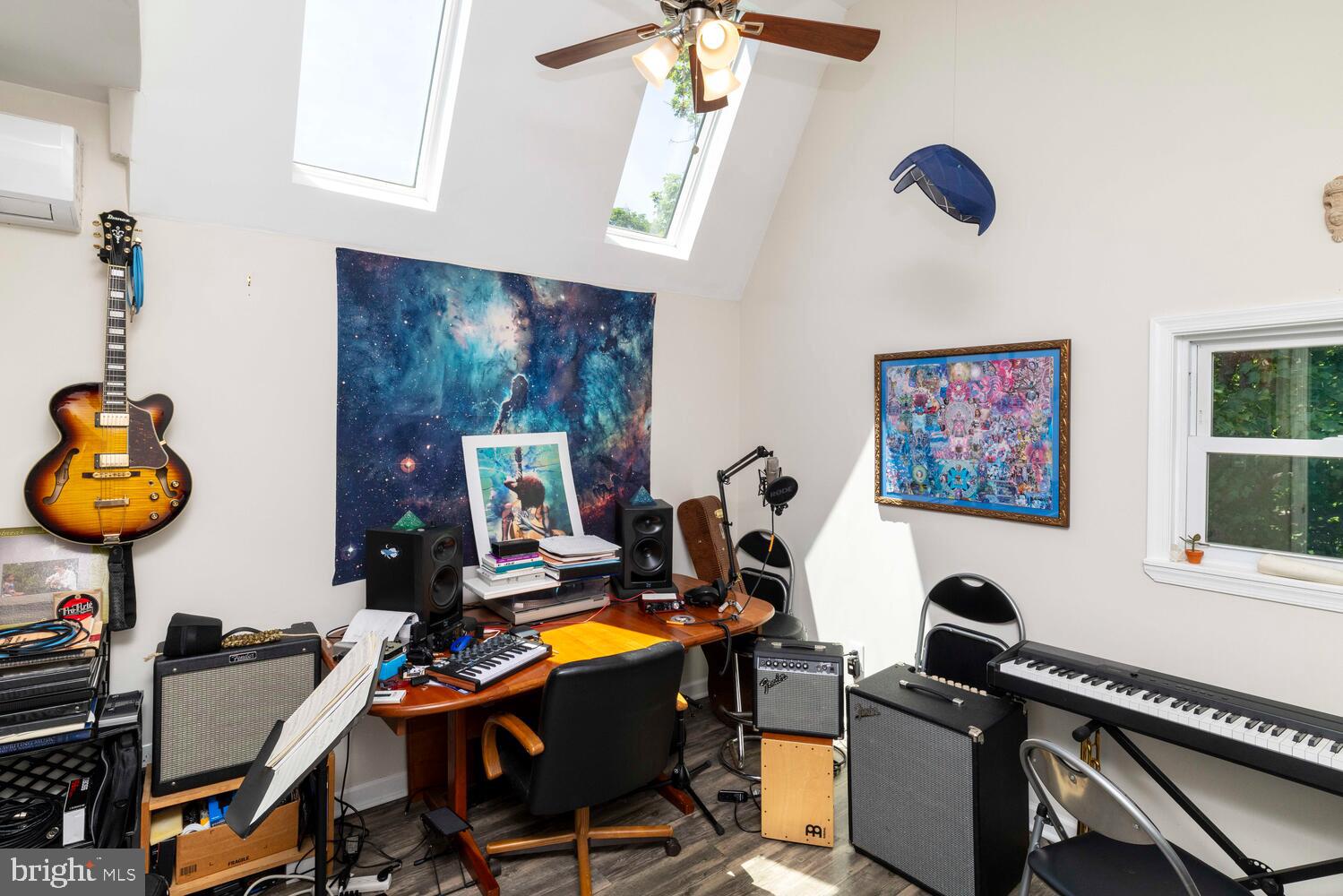 113 W Queen Ln