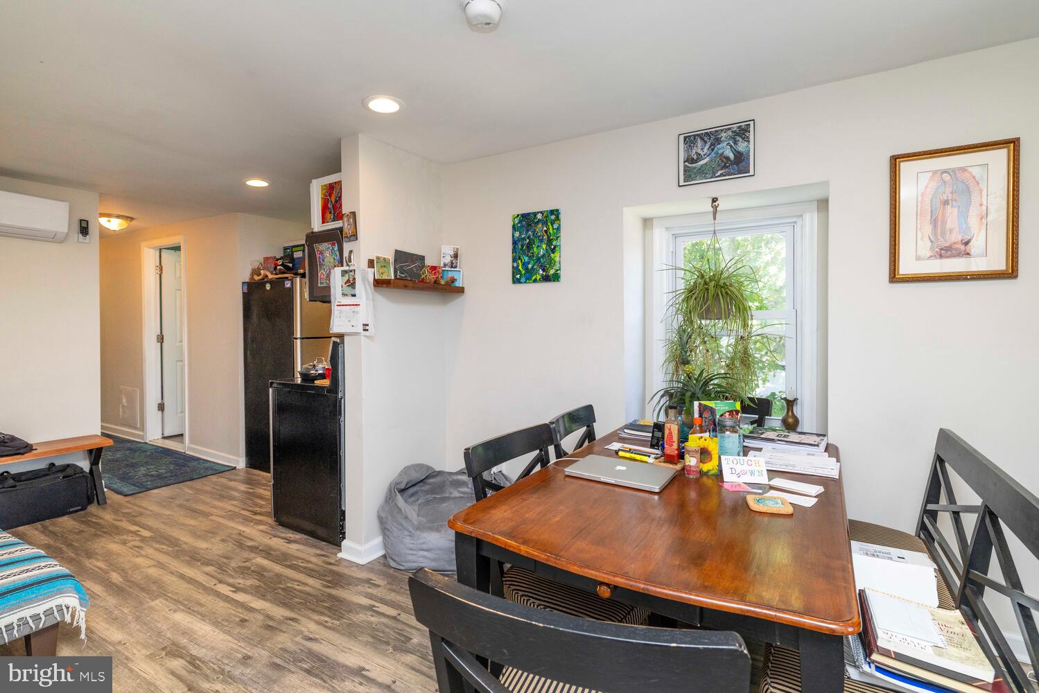 113 W Queen Ln