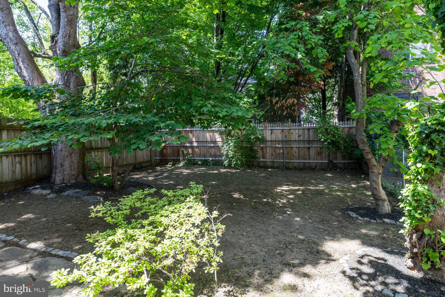 113 W Queen Ln
