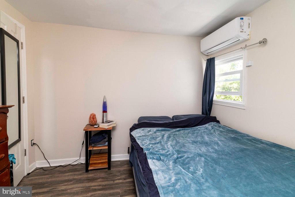 113 W Queen Ln
