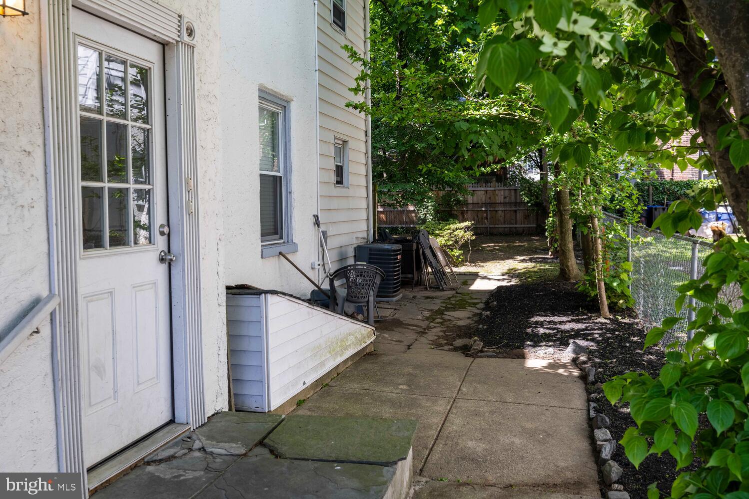113 W Queen Ln
