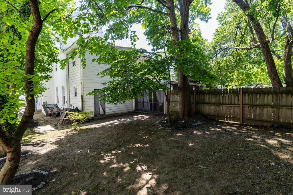 113 W Queen Ln