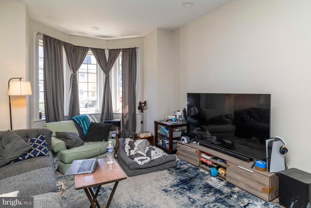 113 W Queen Ln
