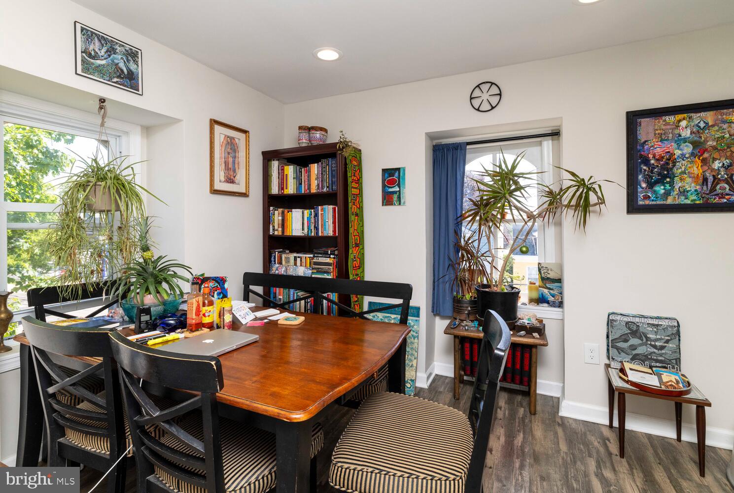 113 W Queen Ln