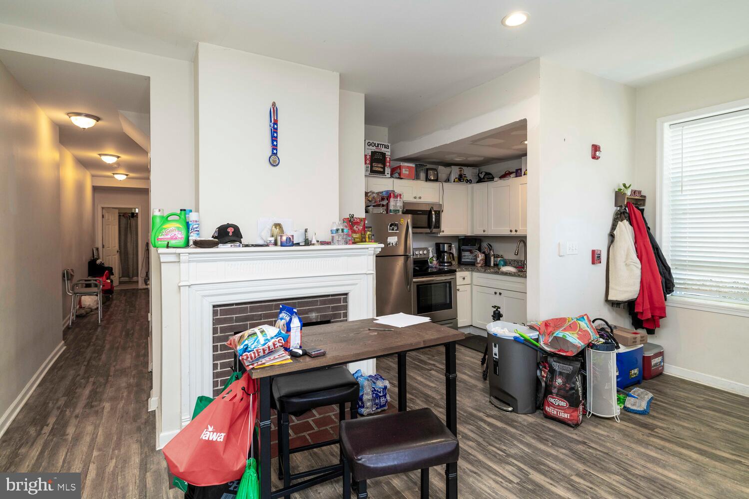 113 W Queen Ln