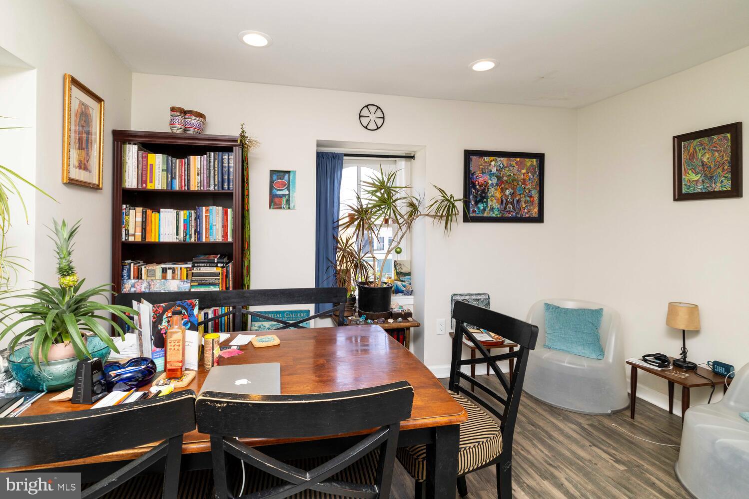113 W Queen Ln