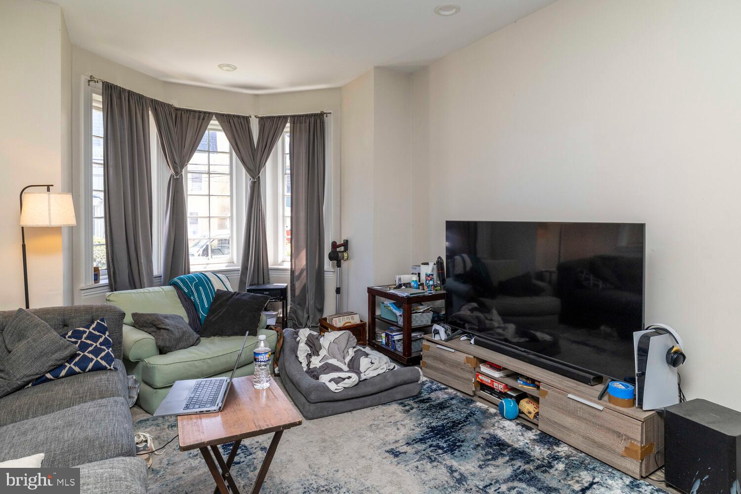 113 W Queen Ln
