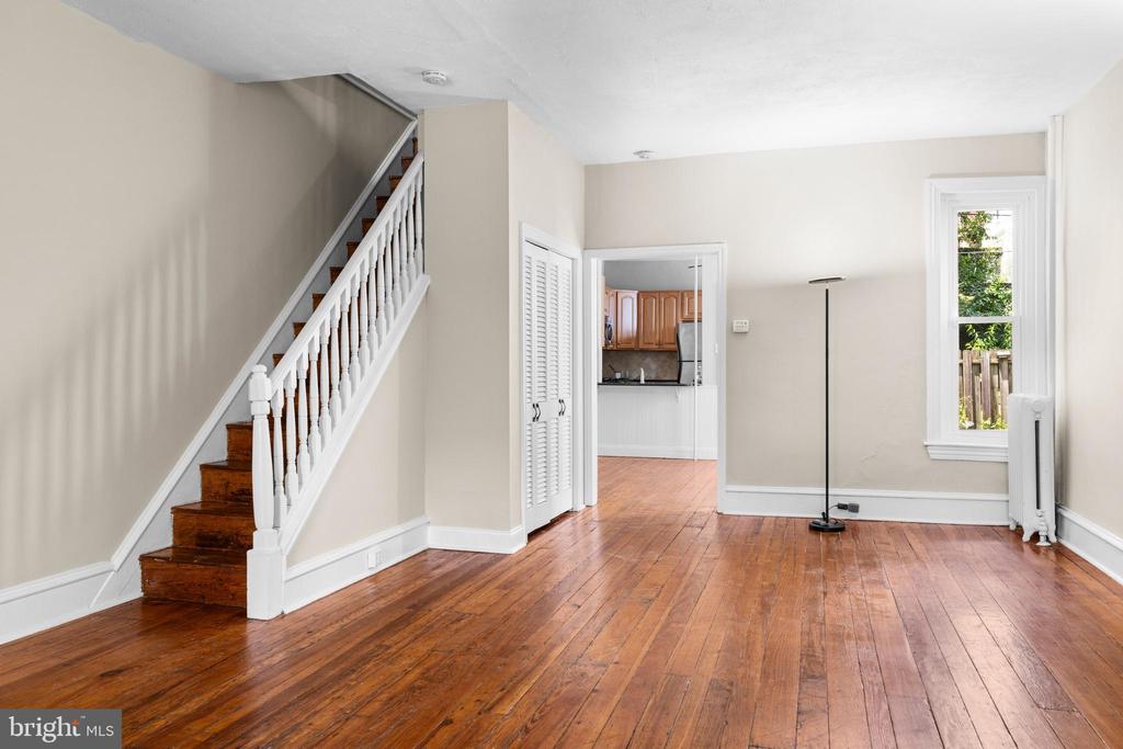 221 Rochelle Ave