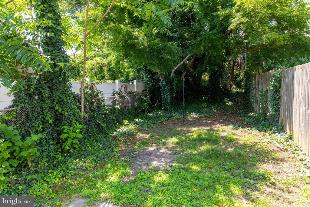 221 Rochelle Ave