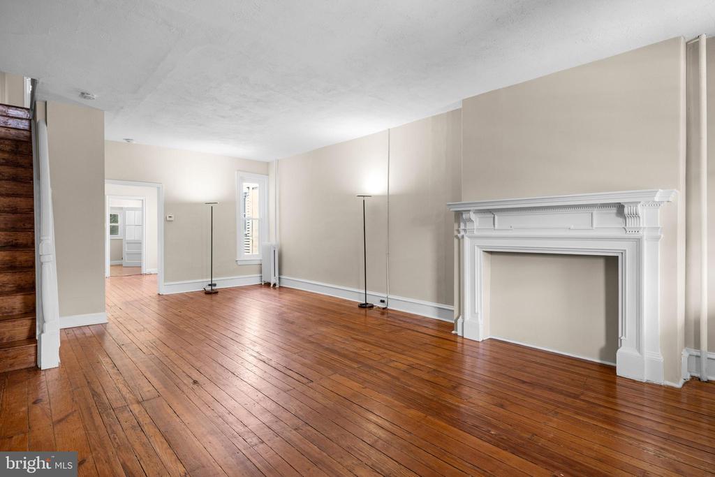 221 Rochelle Ave