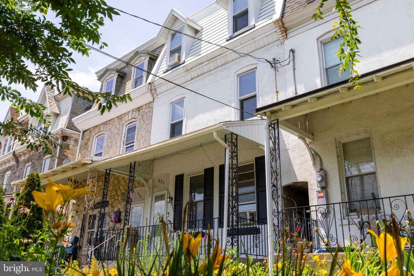 221 Rochelle Ave