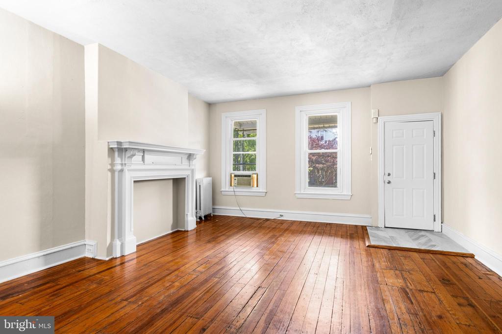 221 Rochelle Ave
