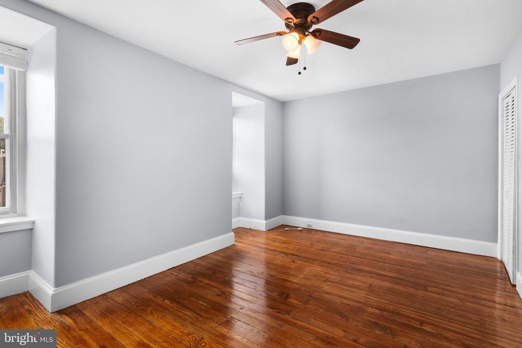 221 Rochelle Ave