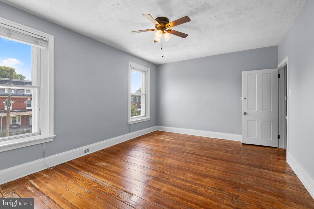 221 Rochelle Ave