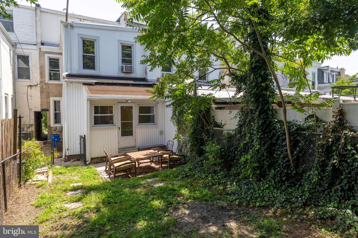 221 Rochelle Ave