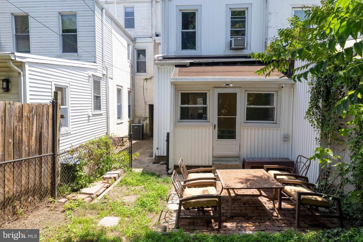 221 Rochelle Ave