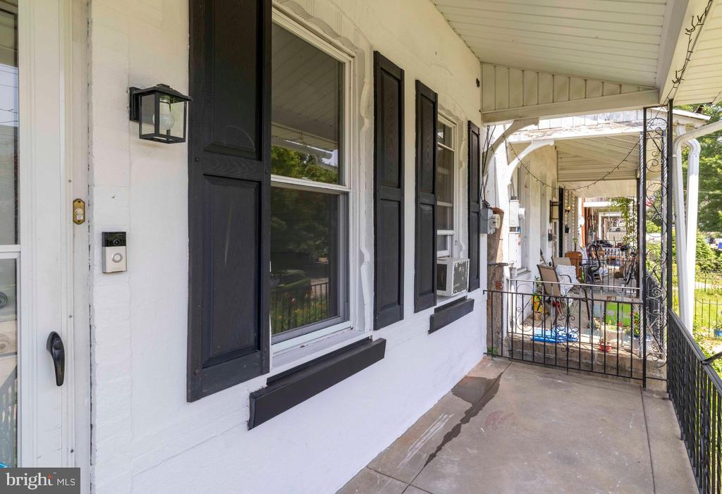 221 Rochelle Ave