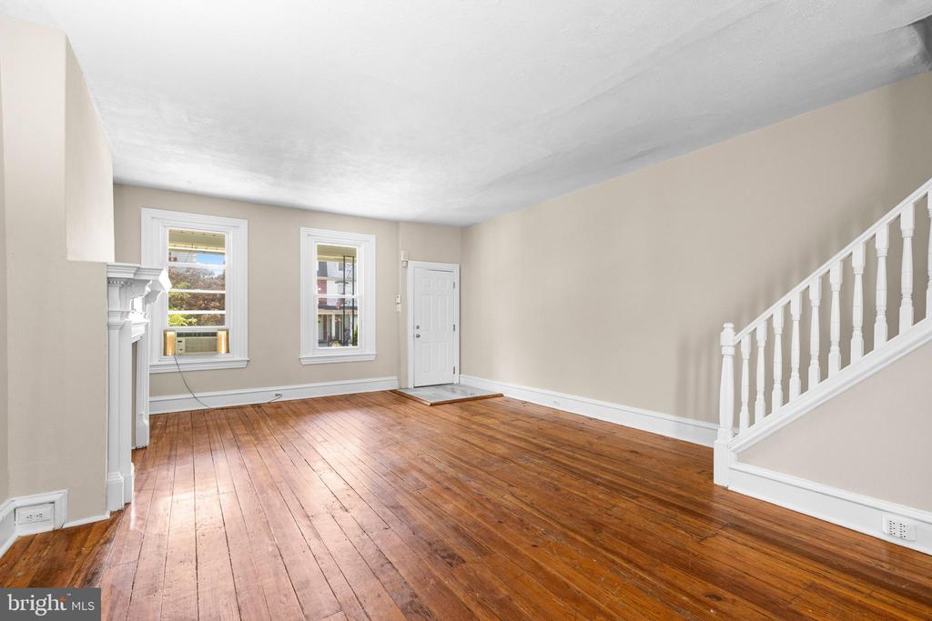 221 Rochelle Ave