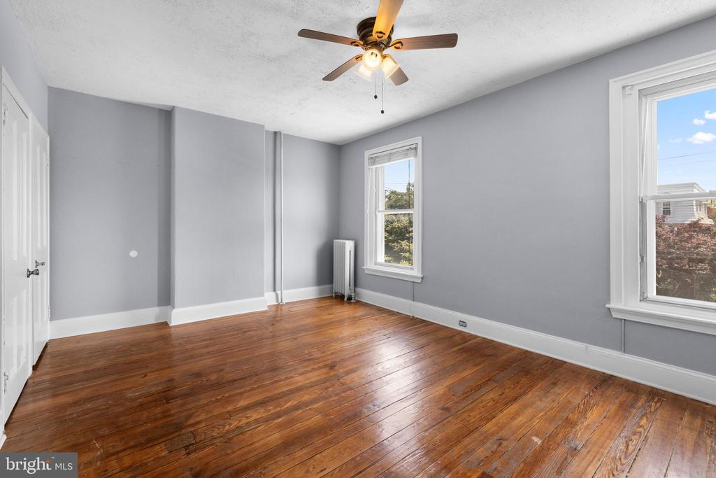 221 Rochelle Ave