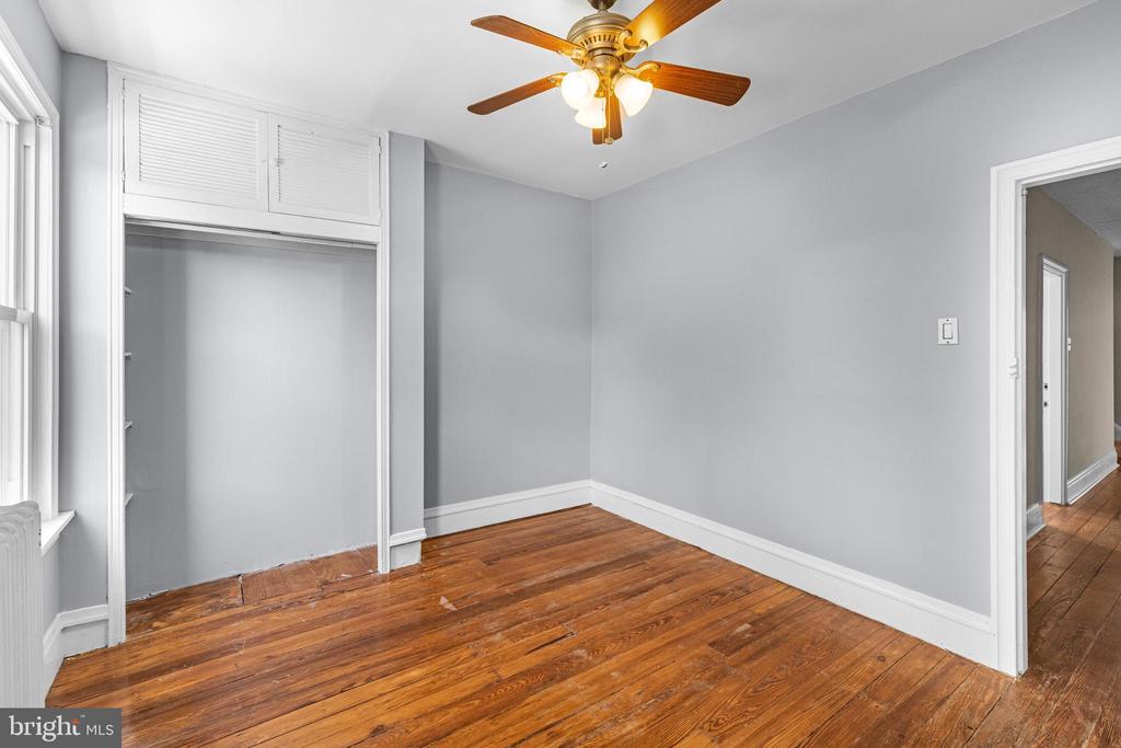 221 Rochelle Ave
