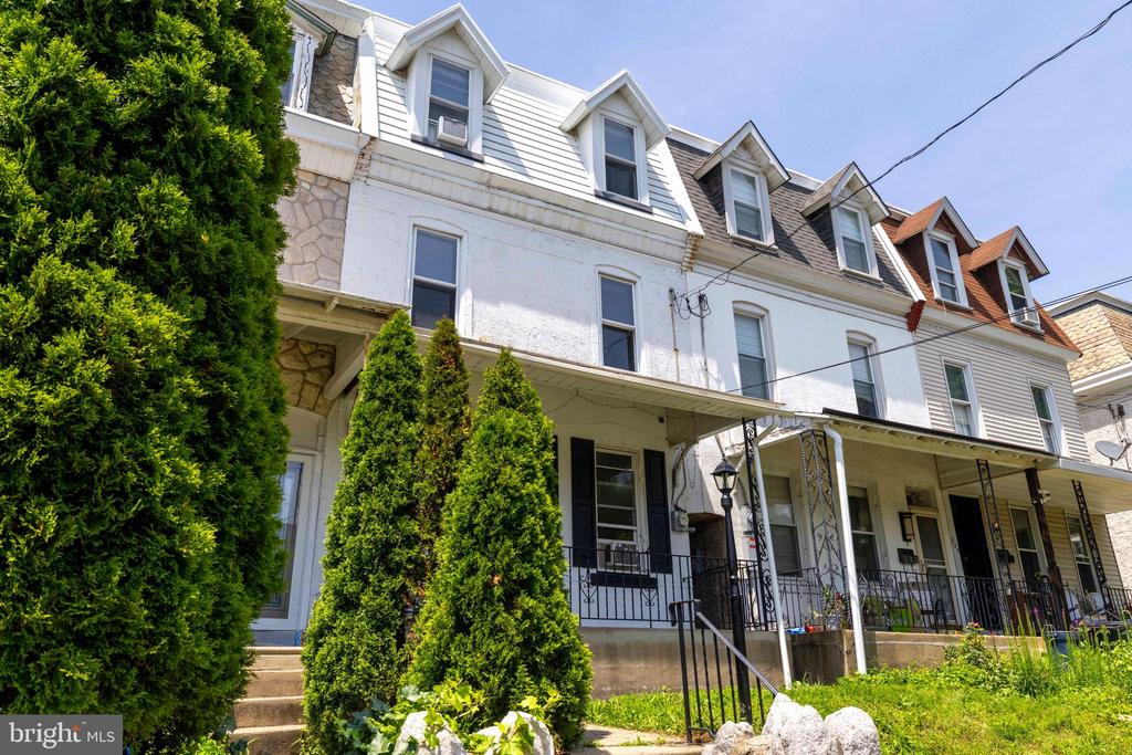 221 Rochelle Ave