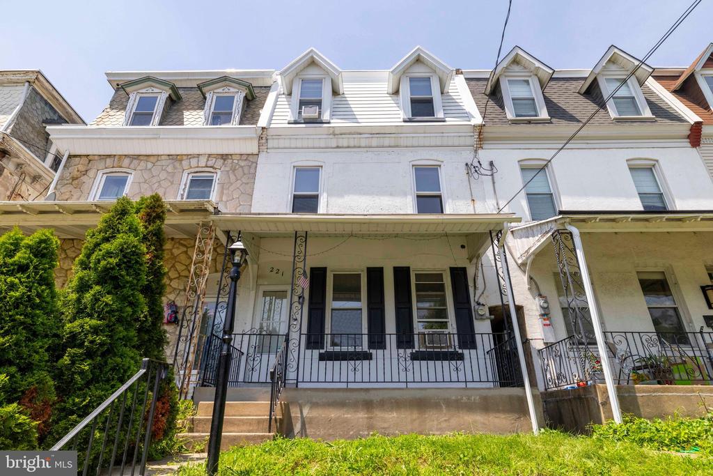 221 Rochelle Ave