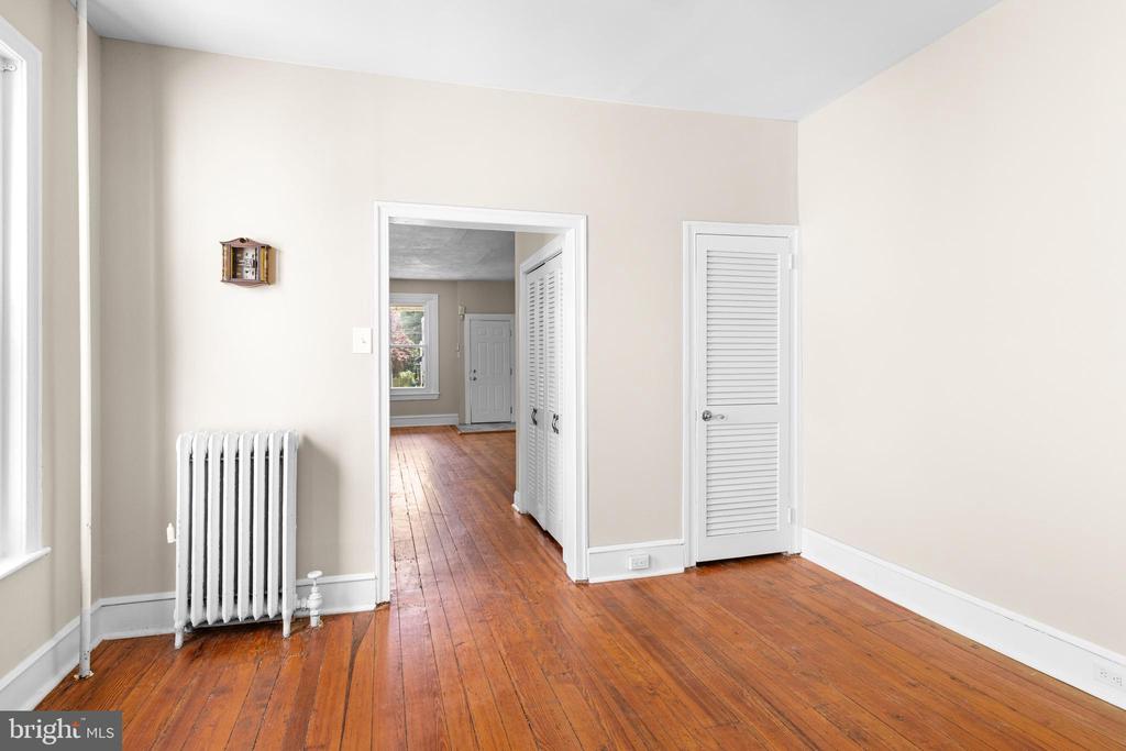 221 Rochelle Ave