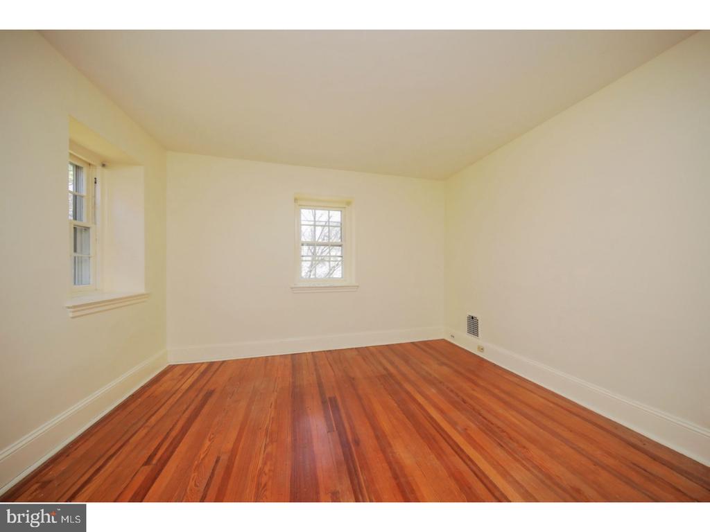 17 E WILLOW GROVE AVE