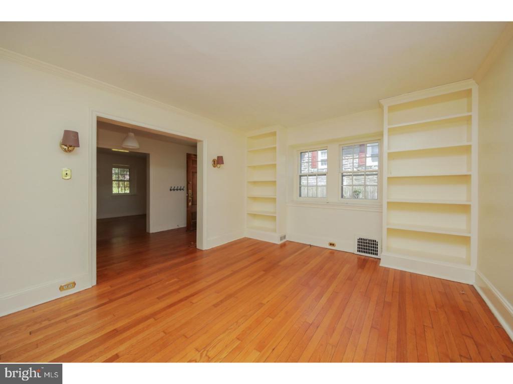 17 E WILLOW GROVE AVE