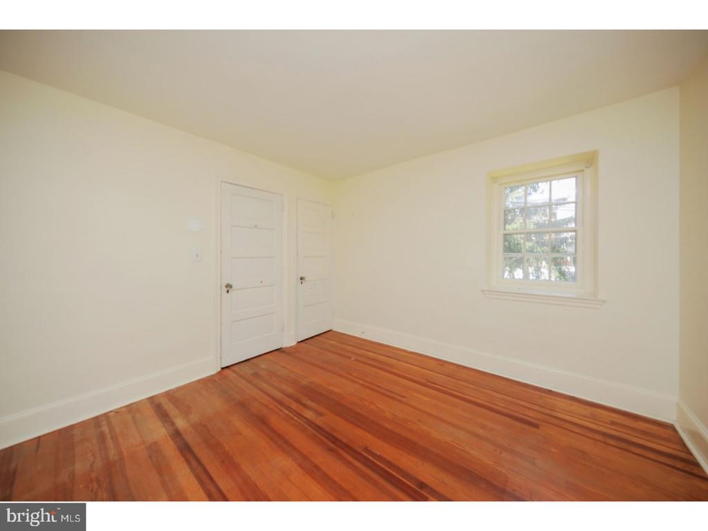 17 E WILLOW GROVE AVE