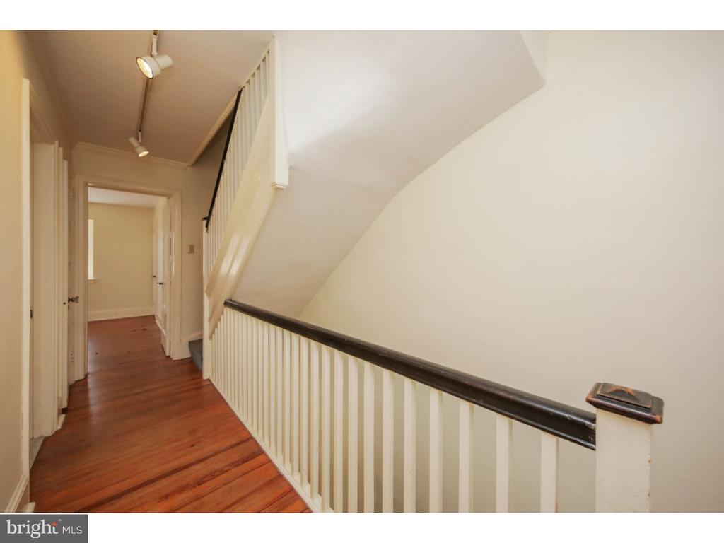 17 E WILLOW GROVE AVE