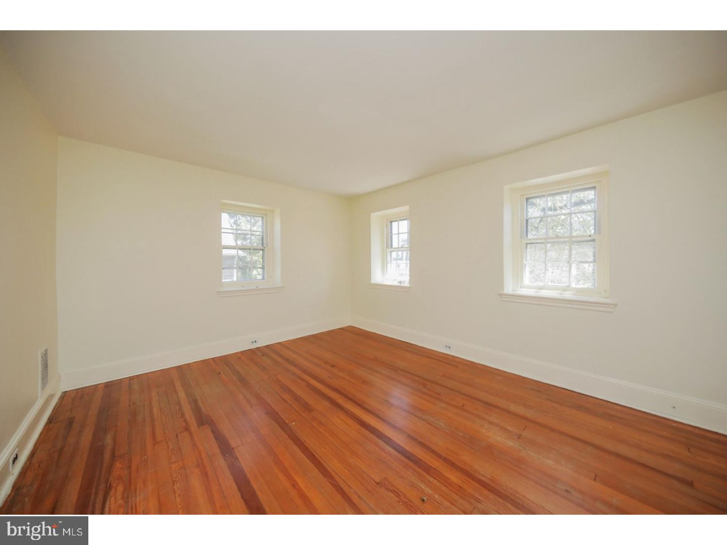 17 E WILLOW GROVE AVE