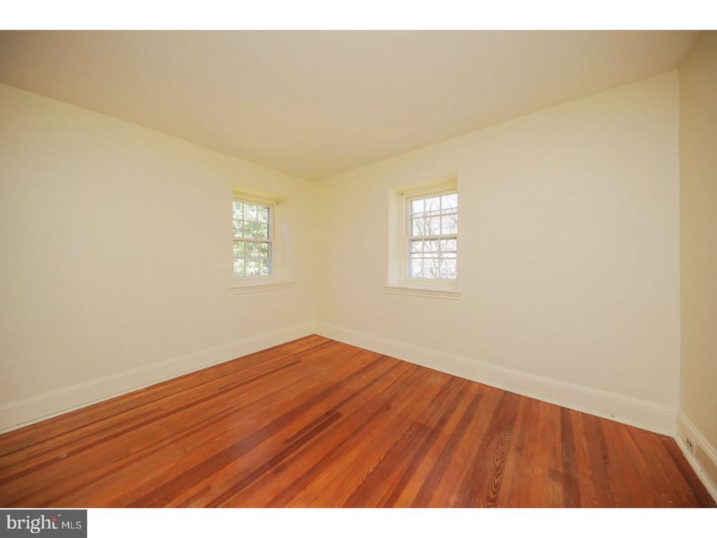 17 E WILLOW GROVE AVE