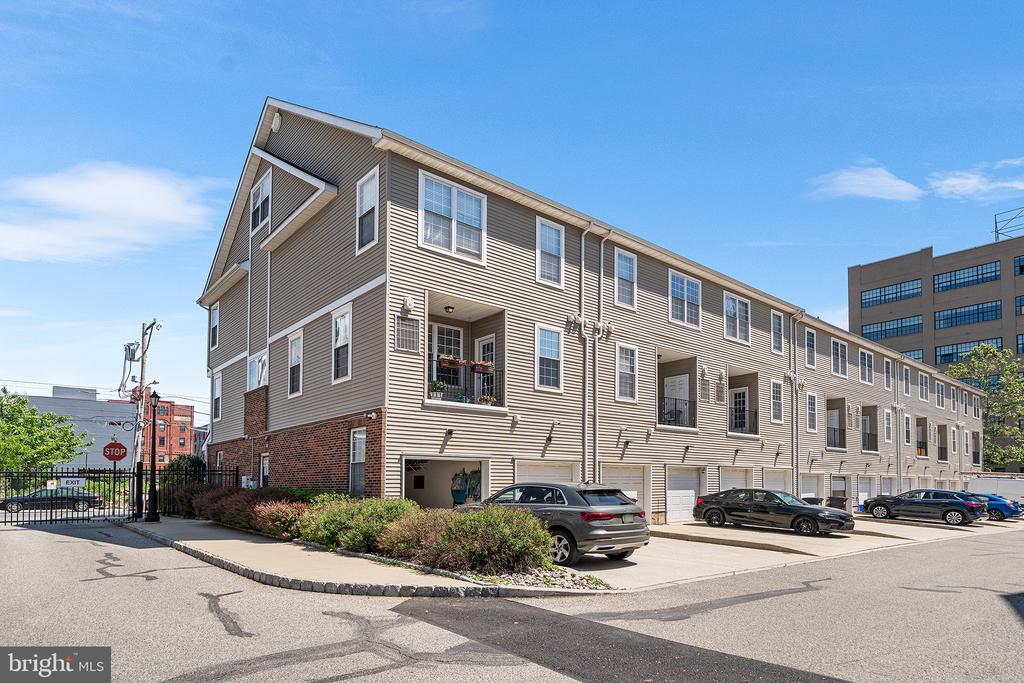 3130 W MASTER ST