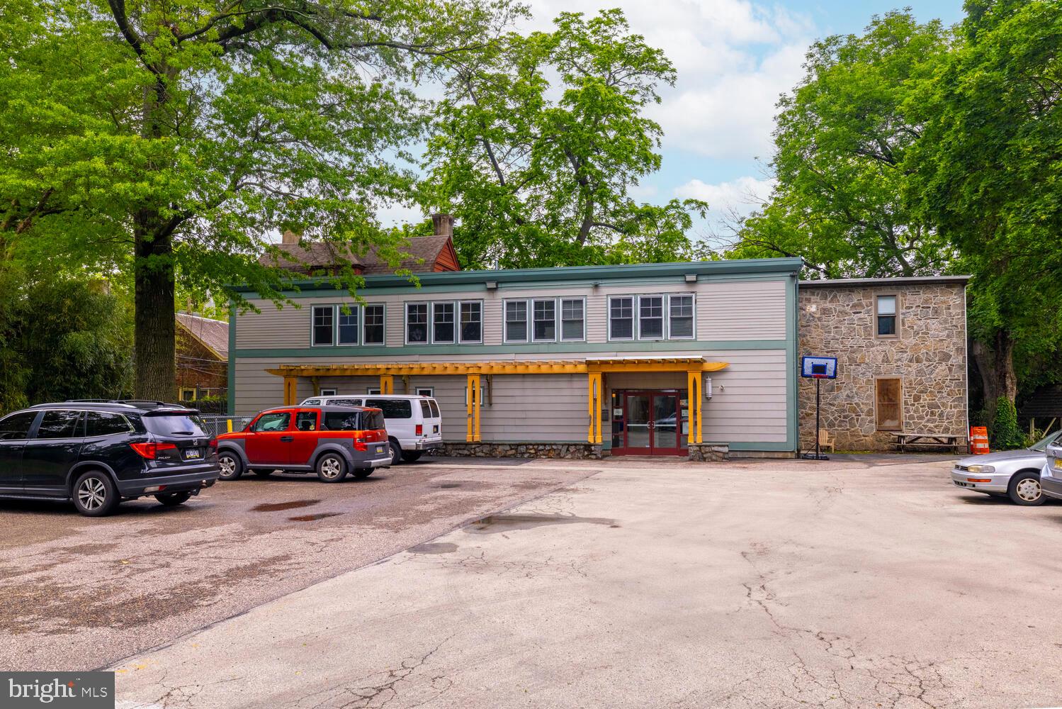 143 W Walnut Ln