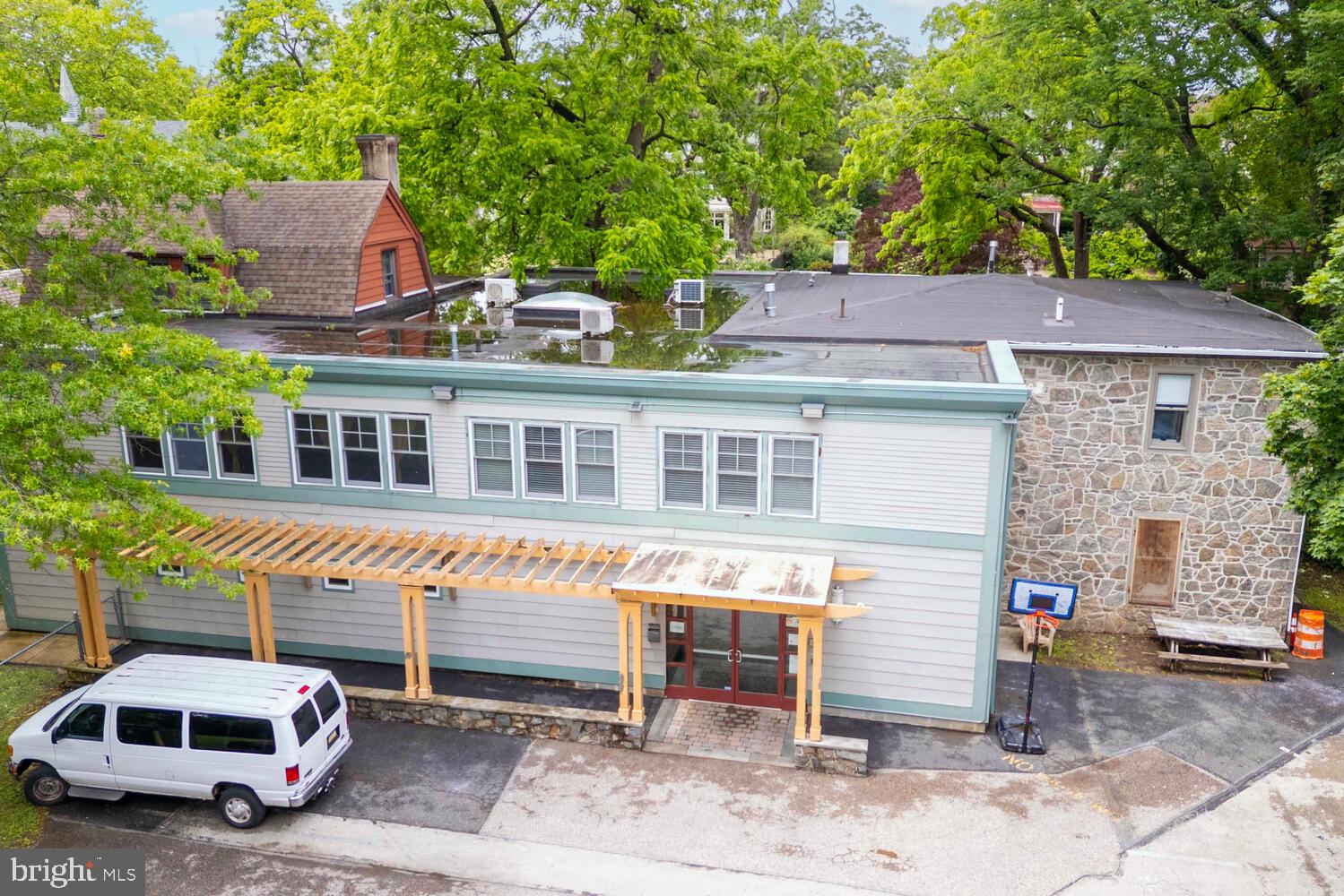 143 W Walnut Ln