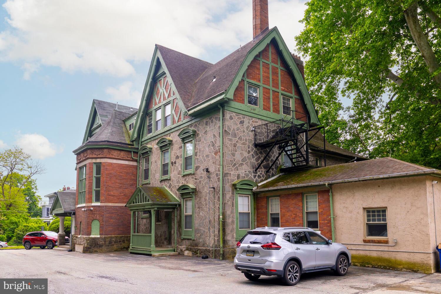 143 W Walnut Ln
