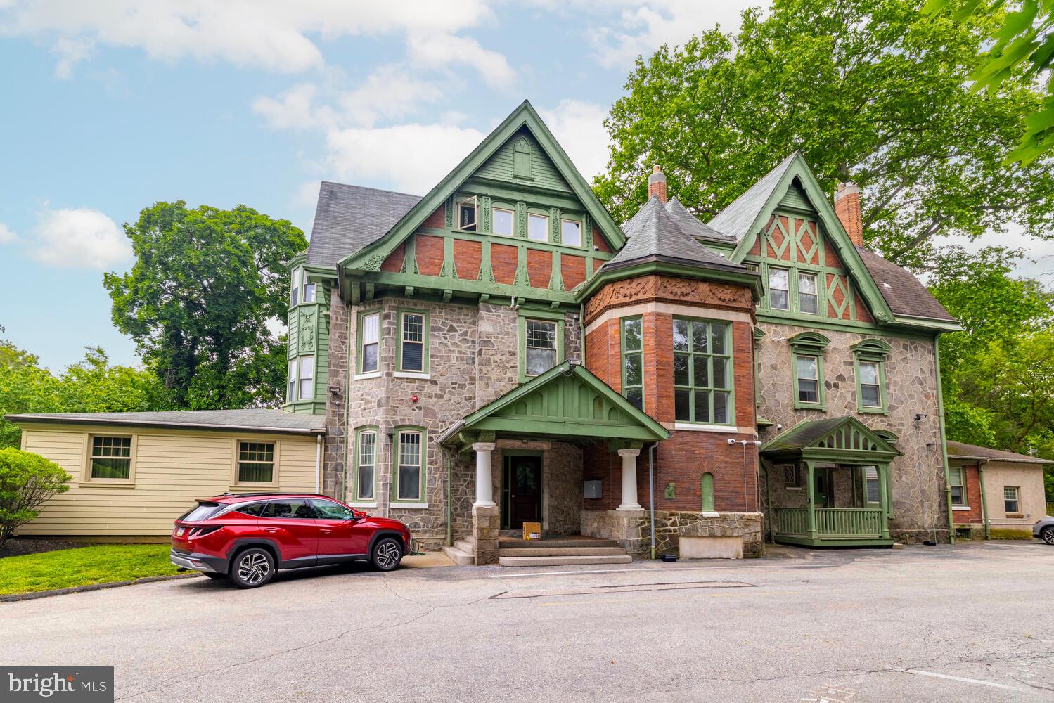 143 W Walnut Ln