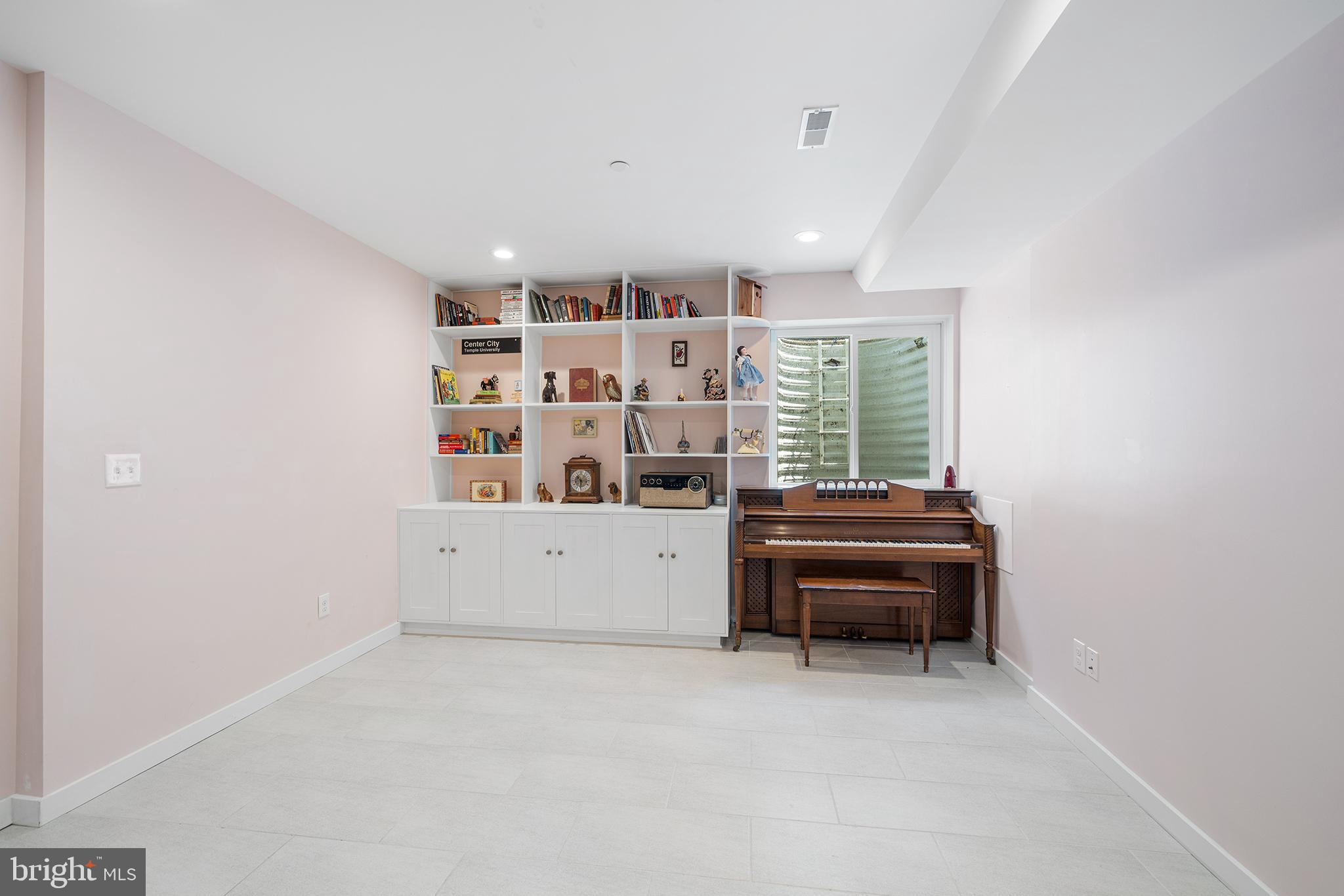 1927 E Cumberland St